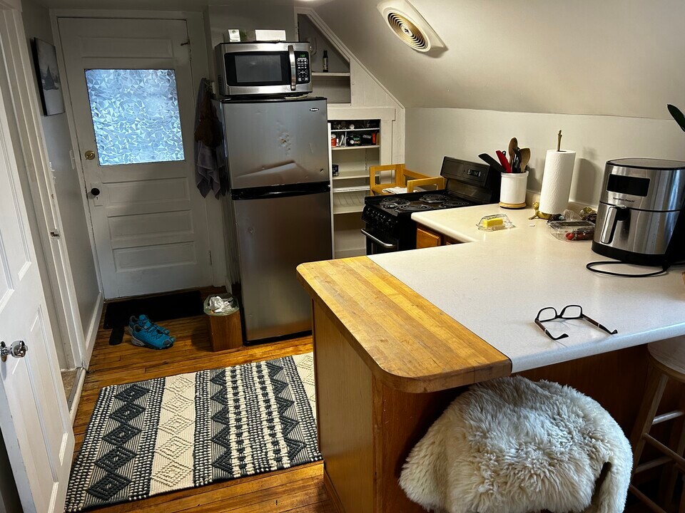 9 Clark St, Unit 1 in Lebanon, NH - Foto de edificio