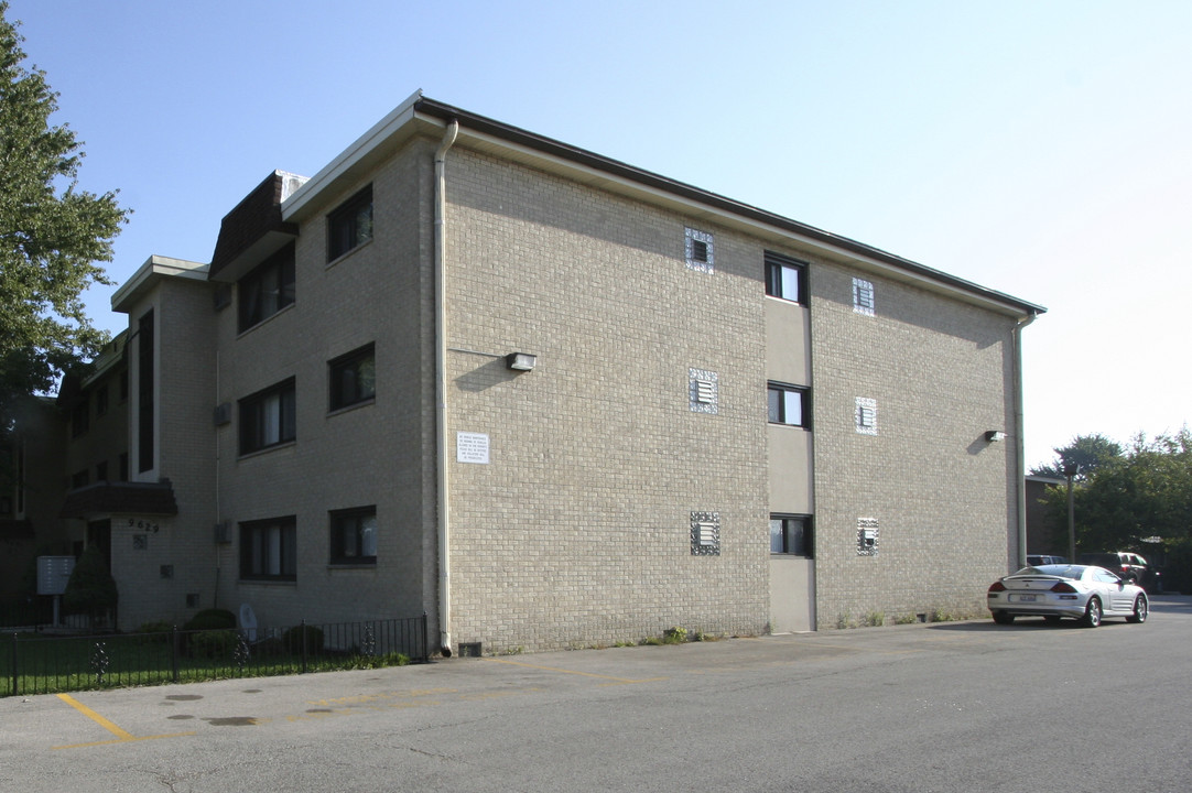 Brandy Court Condominium in Des Plaines, IL - Building Photo