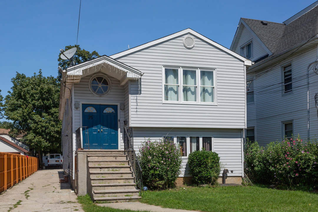 35 Stowe Pl in Hempstead, NY - Building Photo