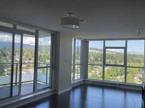 2225 Holdom Av in Burnaby, BC - Building Photo - Building Photo
