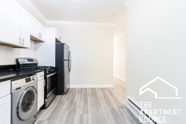 730 W Roscoe St, Unit G in Chicago, IL - Building Photo - Building Photo