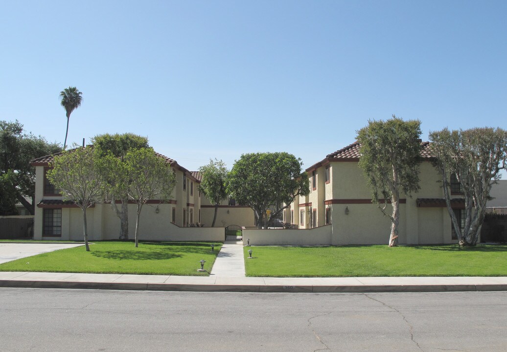 360 W Mountain View Ave in Glendora, CA - Foto de edificio