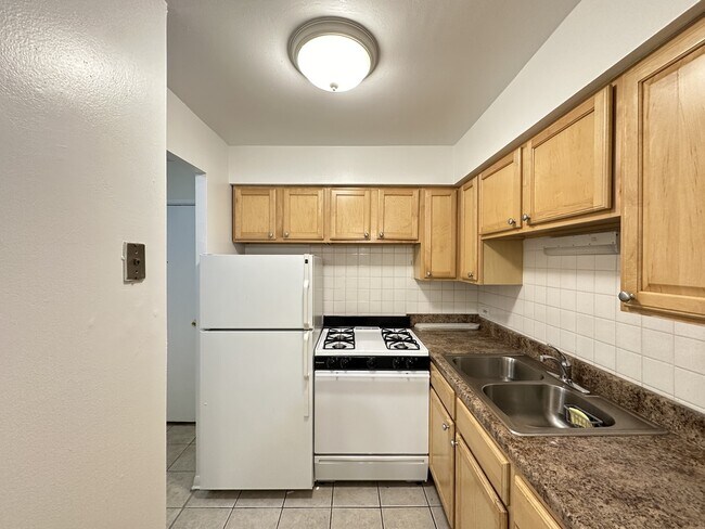 540 W Roscoe St in Chicago, IL - Building Photo - Building Photo
