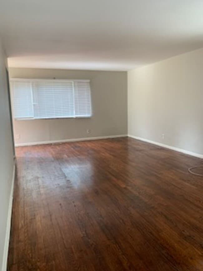 property at 1362 W Pruitt St