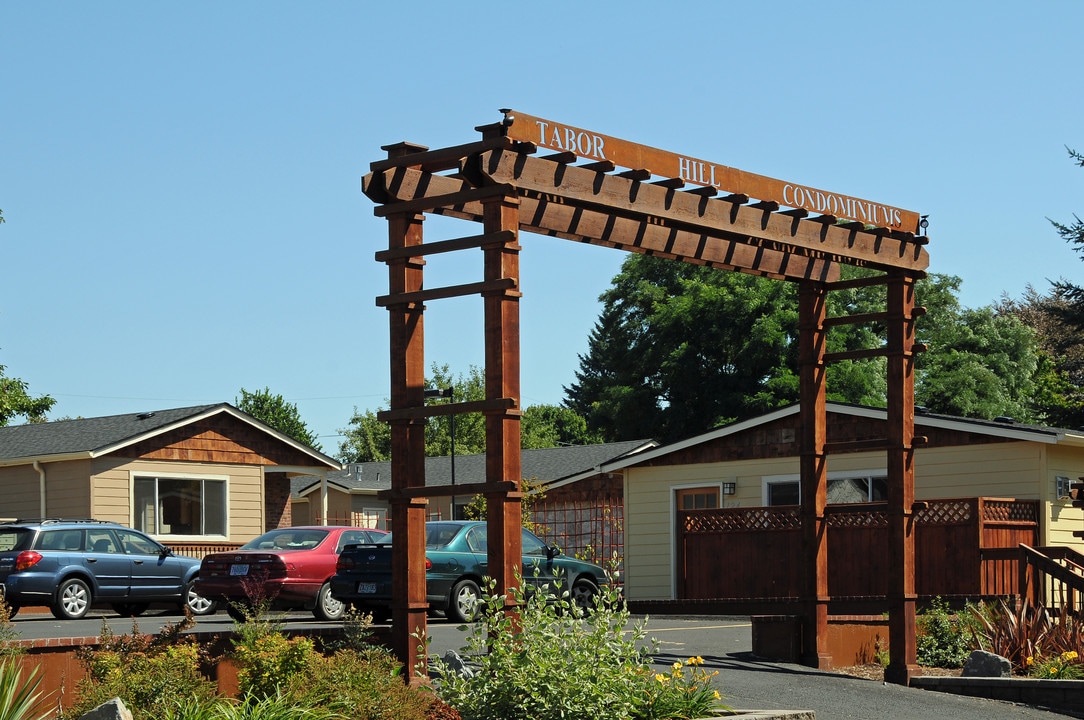 Tabor Hills Condominiums in Portland, OR - Building Photo