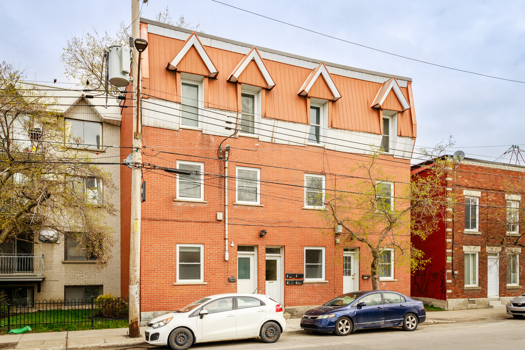 2335 Grand Trunk St in Montréal, QC - Building Photo