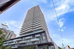 1815 Yonge St in Toronto, ON - Building Photo