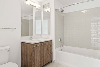 411 W Wolf Point Plaza in Chicago, IL - Foto de edificio - Building Photo