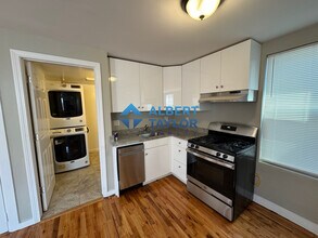 38 Forest St, Unit 2 in Boston, MA - Foto de edificio - Building Photo
