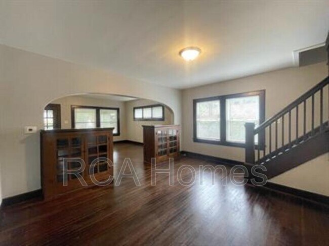 property at 916 E Tabor St