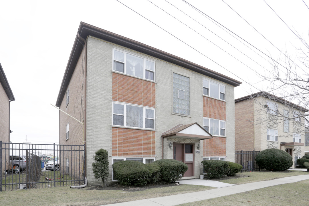 10560 E Touhy Ave in Rosemont, IL - Building Photo