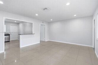 808 NE 2nd St in Hallandale Beach, FL - Foto de edificio - Building Photo