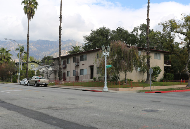 1680 N Lake Ave in Pasadena, CA - Foto de edificio - Building Photo