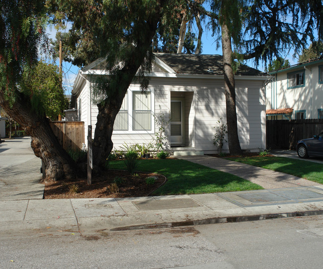 Curtner Apartments in Palo Alto, CA - Foto de edificio - Building Photo