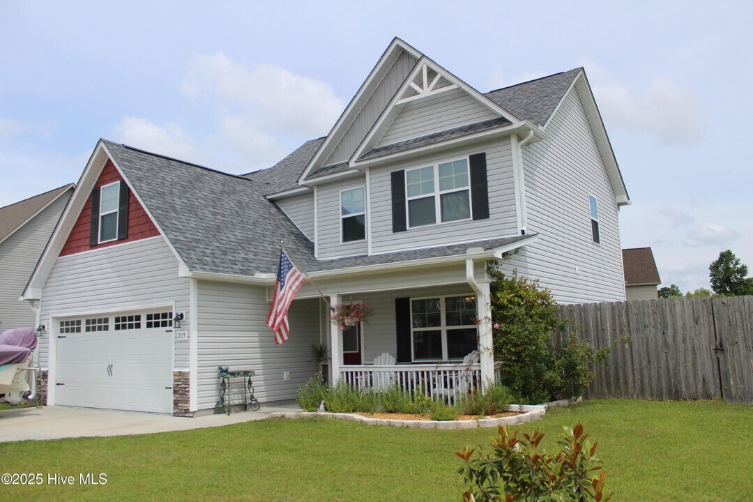 215 Breakwater Dr in Sneads Ferry, NC - Building Photo