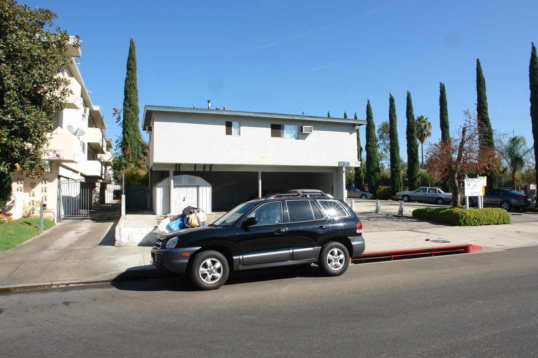 Tyrone Townhouse in Sherman Oaks, CA - Building Photo