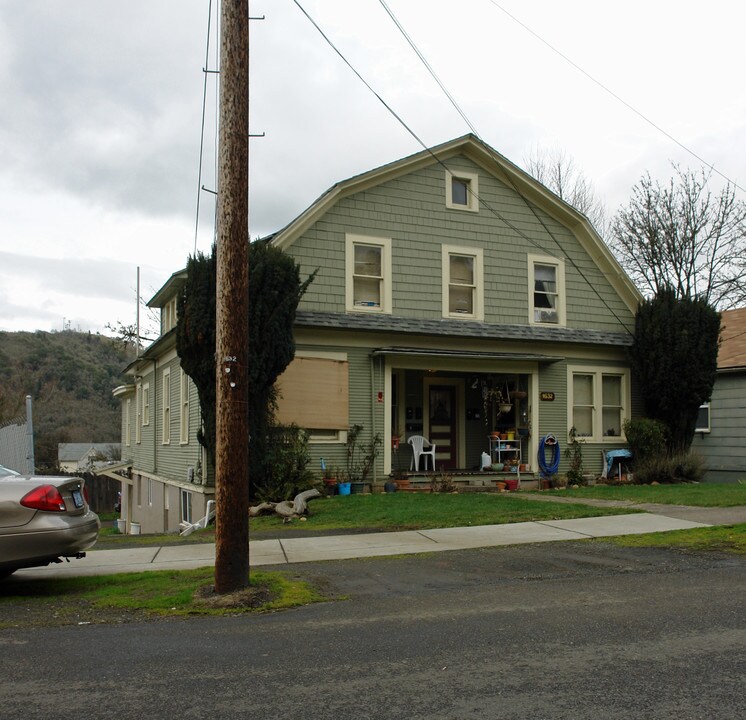 1632 SE Main St in Roseburg, OR - Foto de edificio