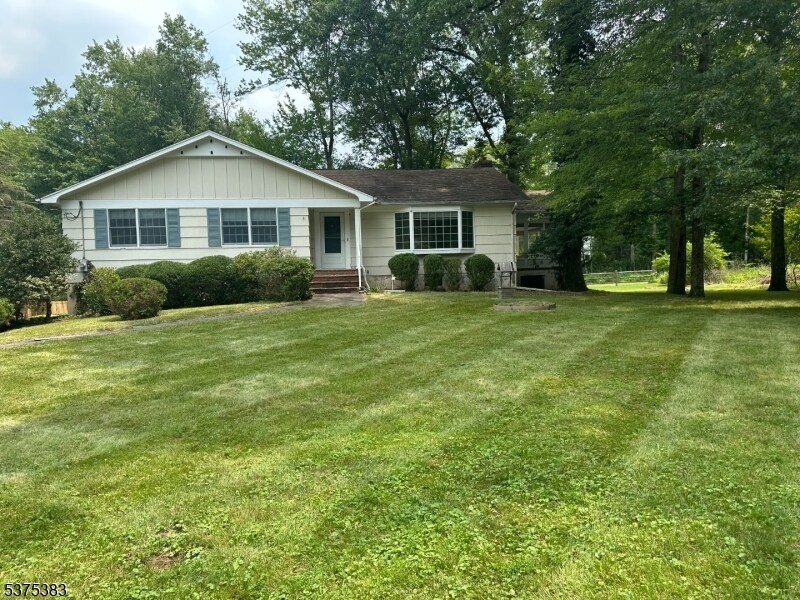 4 Sage Dr in Warren, NJ - Building Photo