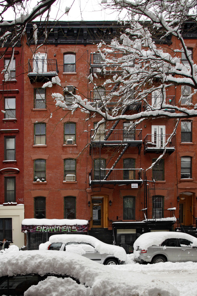 424 E 9th St in New York, NY - Foto de edificio - Building Photo