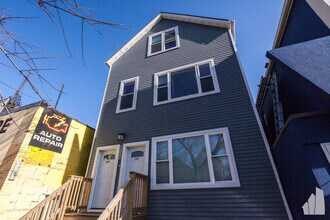 2437 N Ashland Ave, Unit 2F in Chicago, IL - Building Photo - Building Photo