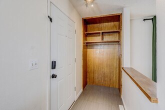 6890 E Mississippi Ave in Denver, CO - Foto de edificio - Building Photo