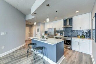 950 W Peachtree St NW in Atlanta, GA - Building Photo - Building Photo