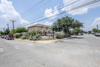 1220 Rosario St in Laredo, TX - Building Photo - Building Photo