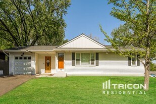 2063 Dale St N in Roseville, MN - Building Photo