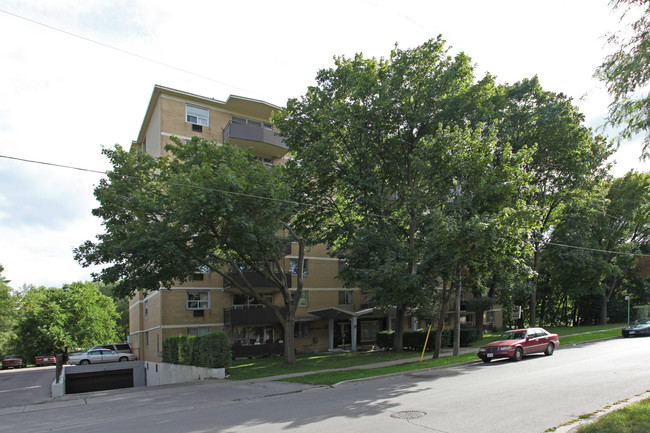 Brookdale Towers in Toronto, ON - Building Photo - Building Photo