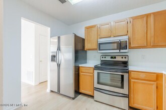 563 Staffordshire Dr E in Jacksonville, FL - Building Photo - Building Photo