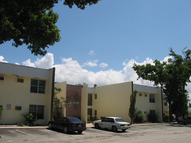 Golden Palms Apartments in Margate, FL - Foto de edificio - Building Photo