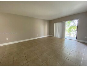 10431 N Kendall Dr, Unit D306 in Miami, FL - Foto de edificio - Building Photo