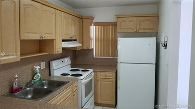 2319 W 60th St-Unit -D203 in Hialeah, FL - Building Photo - Building Photo
