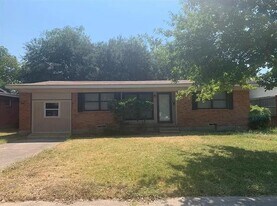 13930 Stardust Ln in Farmers Branch, TX - Building Photo