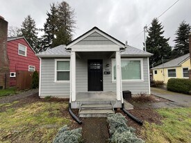 8001 N Woolsey Ave in Portland, OR - Building Photo