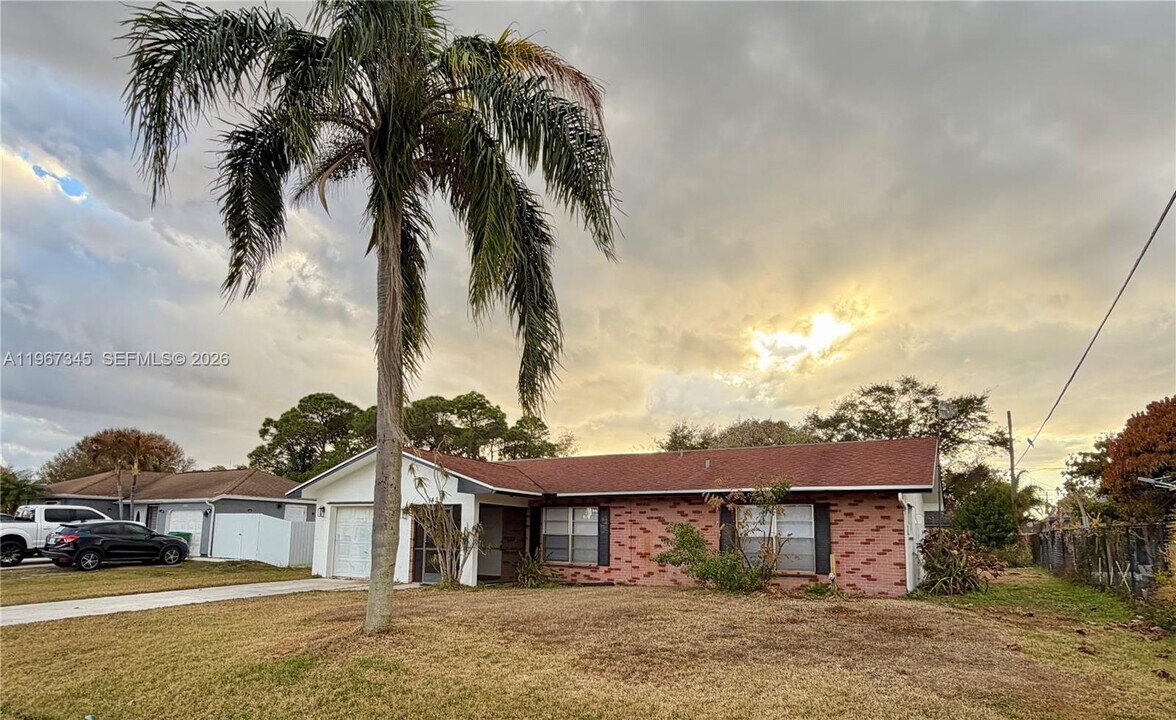 1434 SE Concha St in Port St. Lucie, FL - Building Photo