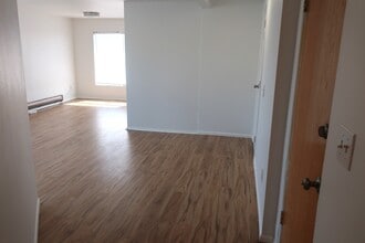 1110 N Miller St, Unit B in Wenatchee, WA - Foto de edificio - Building Photo