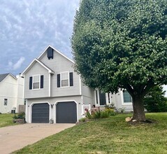 5404 NE Holiday Dr in Lee's Summit, MO - Foto de edificio - Building Photo