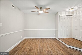 5904 Cove Landing Rd-Unit -203 in Burke Centre, VA - Building Photo - Building Photo