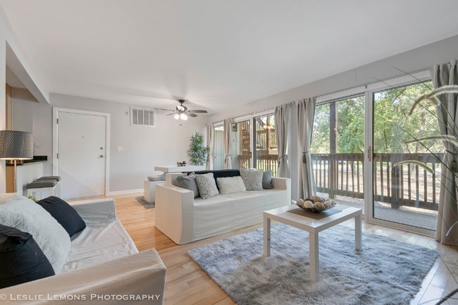 5882 Forest View Rd in Lisle, IL - Building Photo - Building Photo