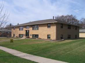 1002 Oak St N in Fargo, ND - Building Photo - Building Photo