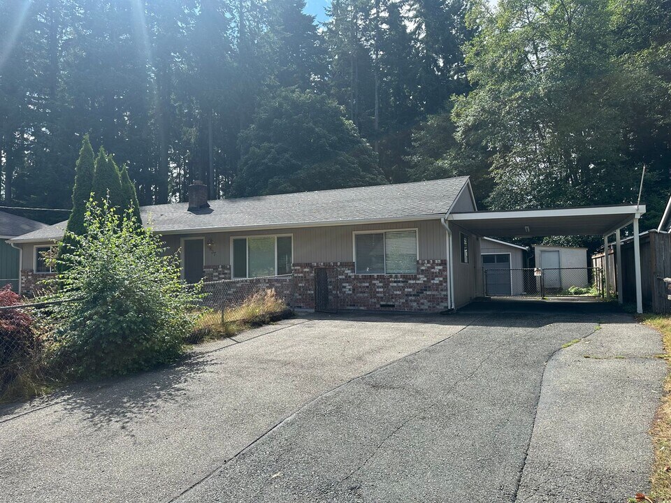 837 NE 194th St in Shoreline, WA - Building Photo