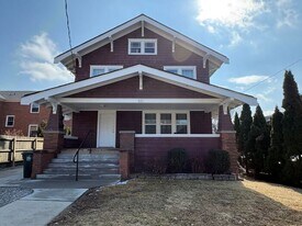 921 E Burlington St in Iowa City, IA - Building Photo