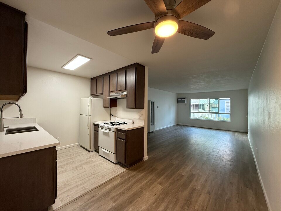11908 Riverside Dr, Unit 4 in Los Angeles, CA - Building Photo