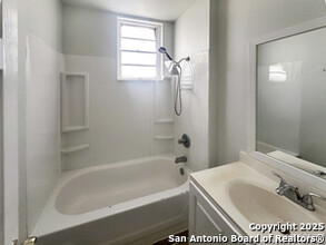 702 S Gevers St in San Antonio, TX - Building Photo - Building Photo