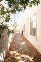 1417 Country Hollow Dr in Las Vegas, NV - Building Photo - Building Photo