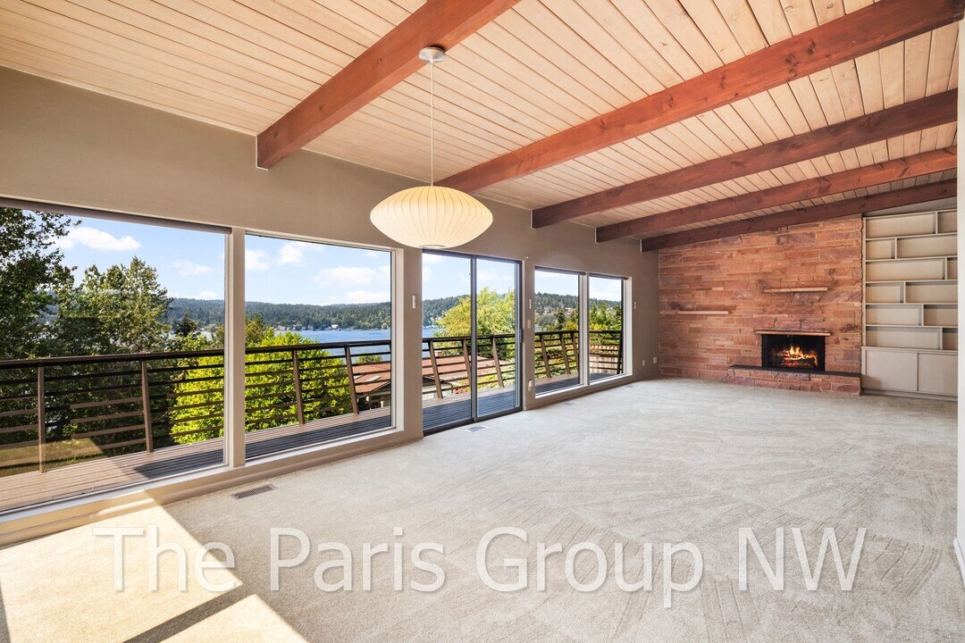 15717 62nd Ave NE in Kenmore, WA - Building Photo