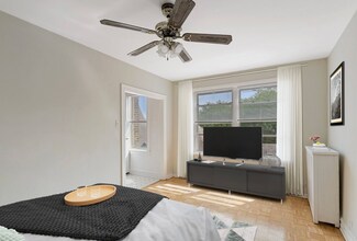 711 W Belmont in Chicago, IL - Building Photo - Building Photo