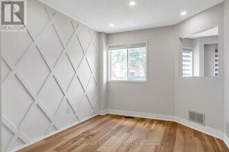 23 Valonia Dr in Brampton, ON - Building Photo - Building Photo