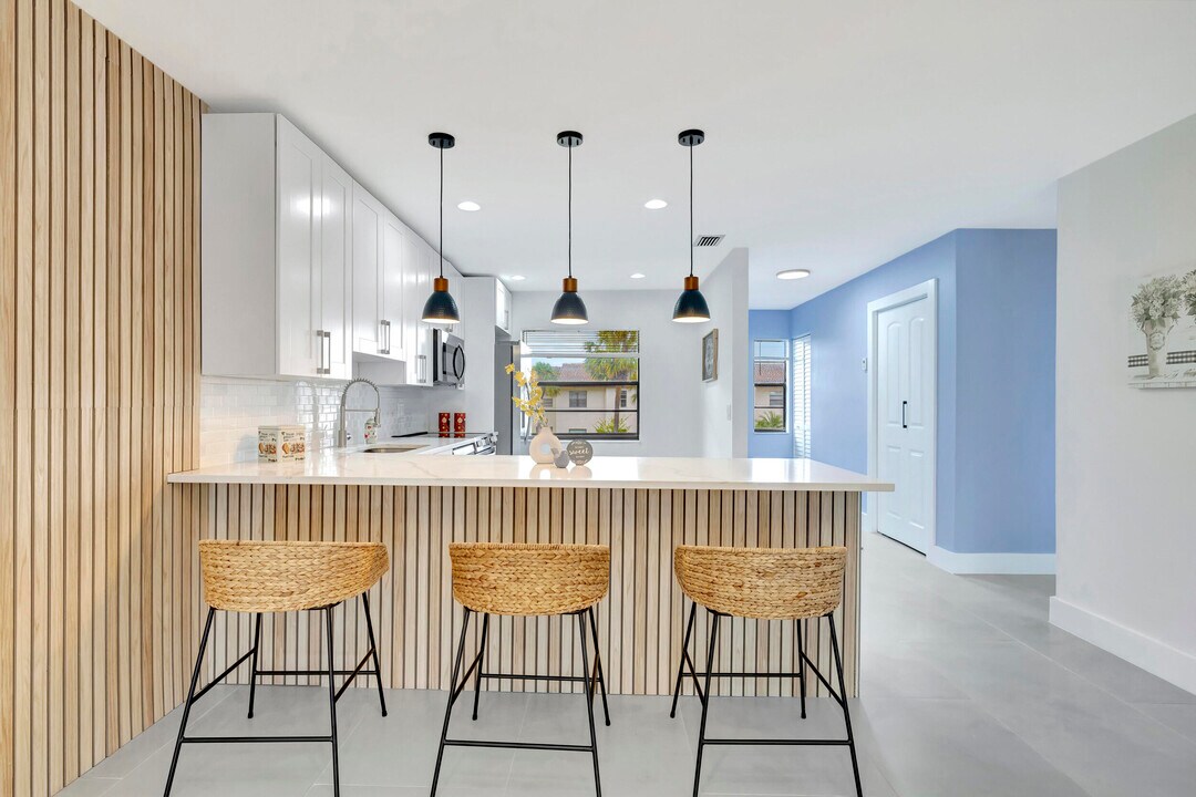 7898 Eastlake Dr in Boca Raton, FL - Building Photo